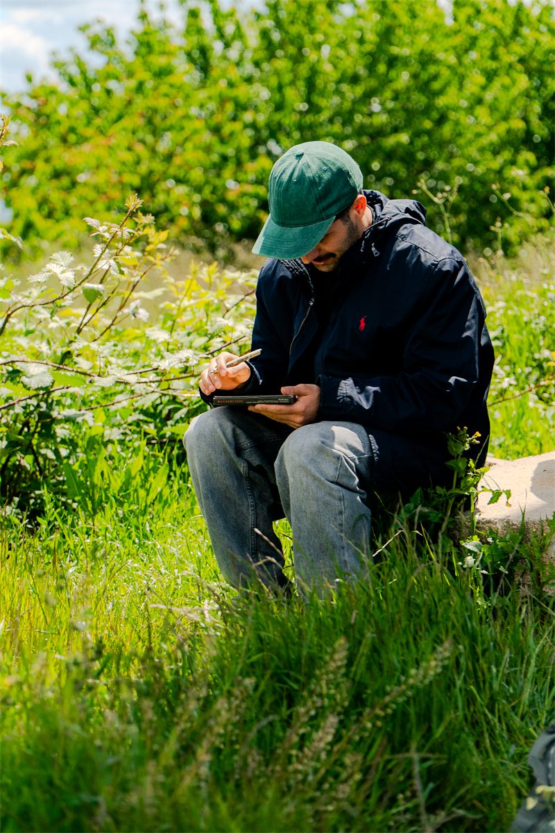 Pedro Palavra drawing outdoors