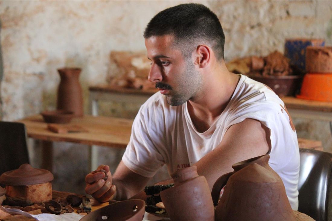 Throwing a pot at a potter&rsquo;s wheel in a workshop